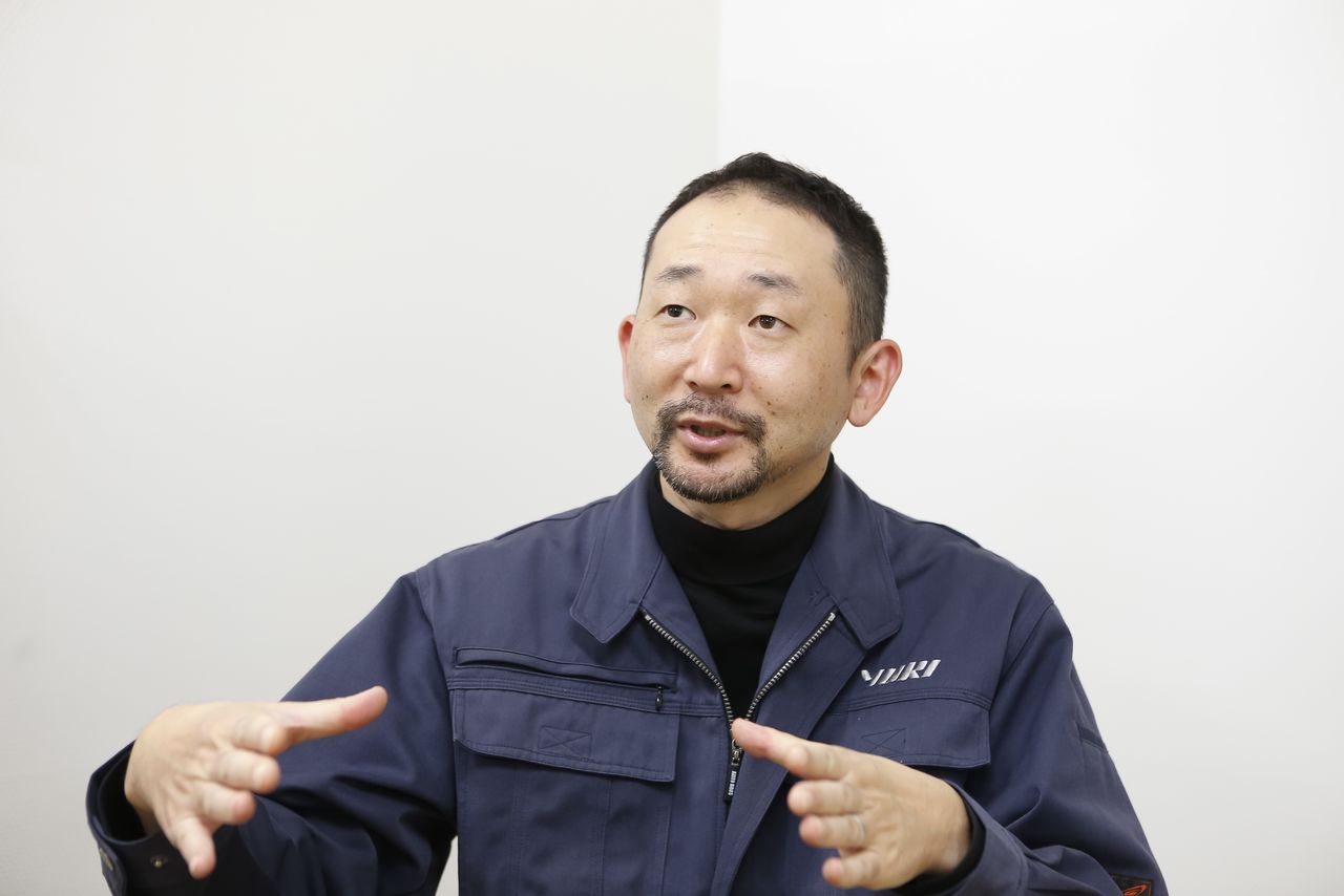 السيد ناغاماتسو جون، مدير التشغيل بشركة يوكي بريسيشن. تصوير ياماموتو رايتا.
