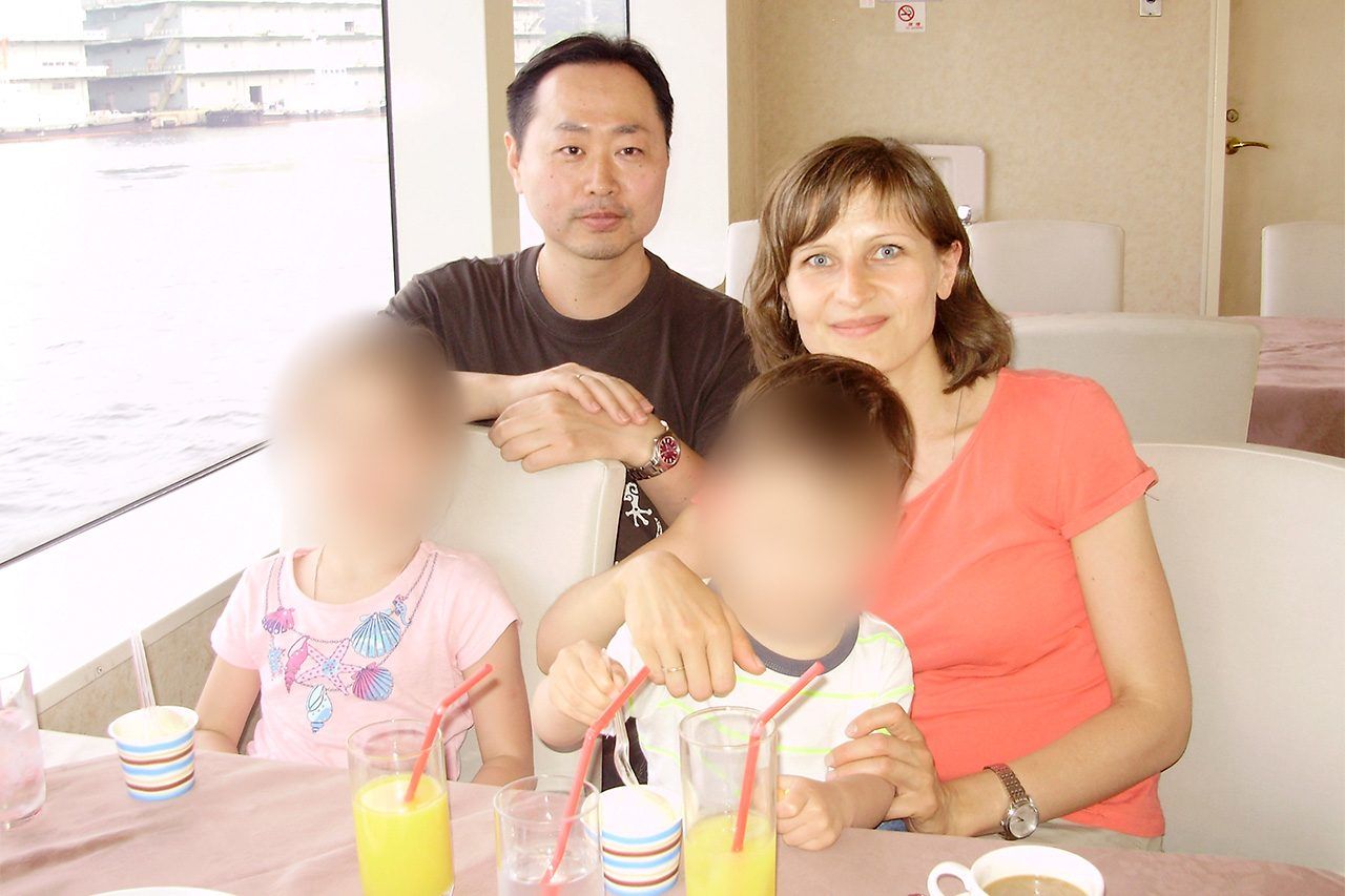 عائلة كيتانو في رحلة بحرية في خليج طوكيو بعد انتقالهم للعيش في اليابان. (الصورة مقدمة من السيد كيتانو)