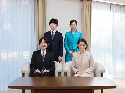 عائلة الأمير أكيشينو فوميهيتو، الأخ الأصغر للإمبراطور وولي العهد، في يناير/ كانون الثاني 2022 (موقع وكالة البلاط الإمبراطوري).