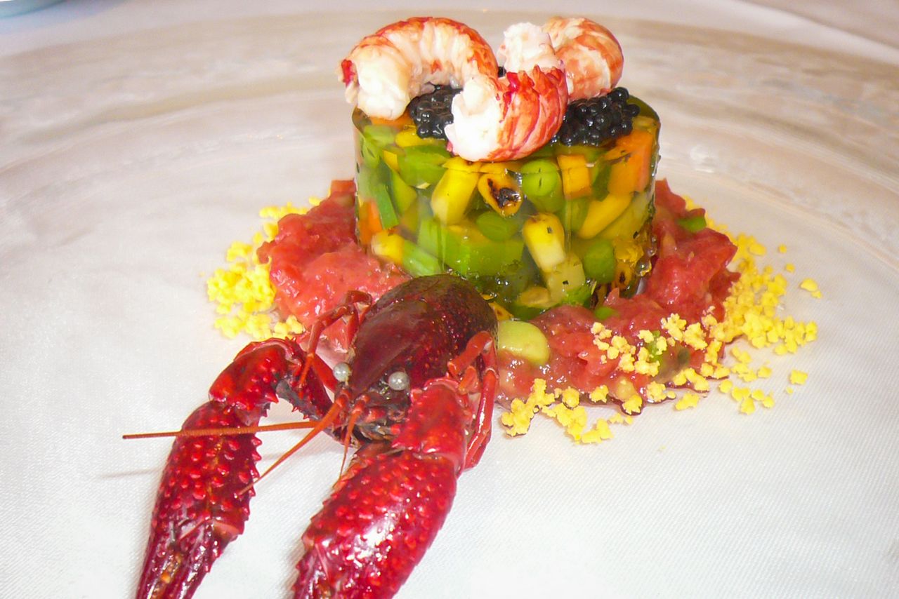 طبق جراد البحر يقدم في مطعم فرنسي. (تصوير كاواموتو دايغو)
