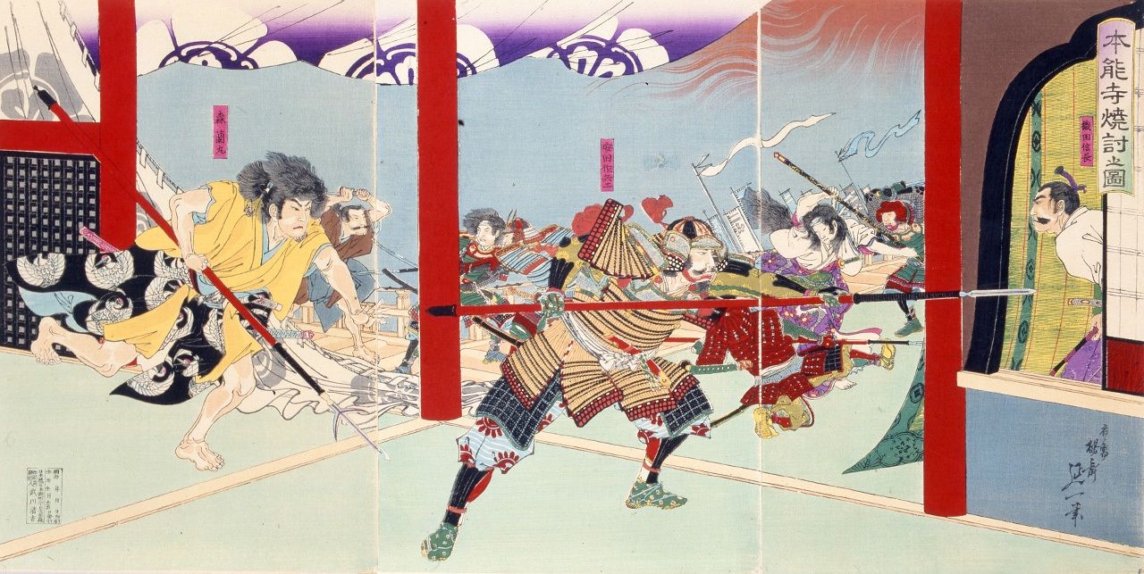 لوحة مطبوعة بقوالب خشبية تصور حادثة هونّوجي. أودا نوبوناغا في أقصى يمين الصورة (بإذن من متحف هيدييوشي وكييوماسا التذكاري)