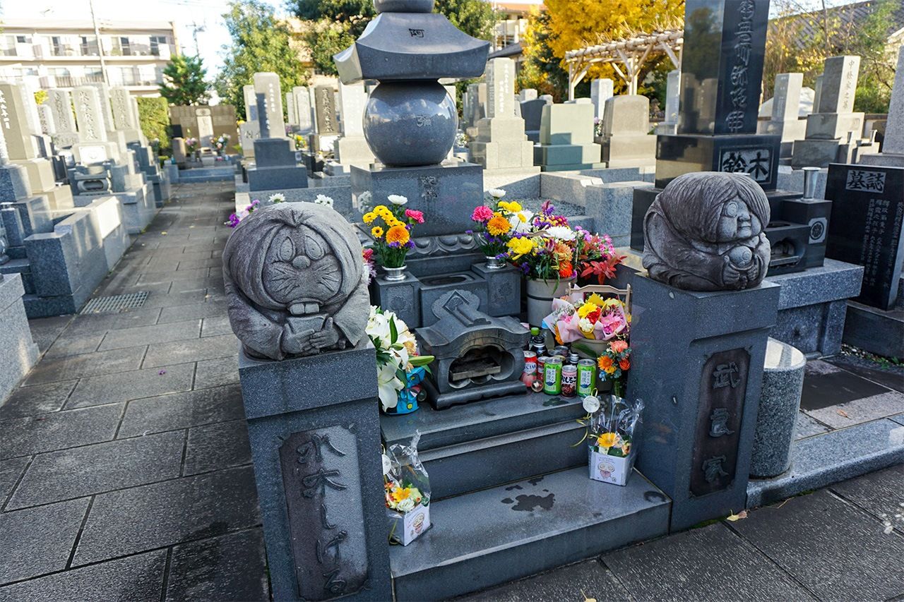 قبر ميزوكي على أرض المعبد في كاكوشوجي.