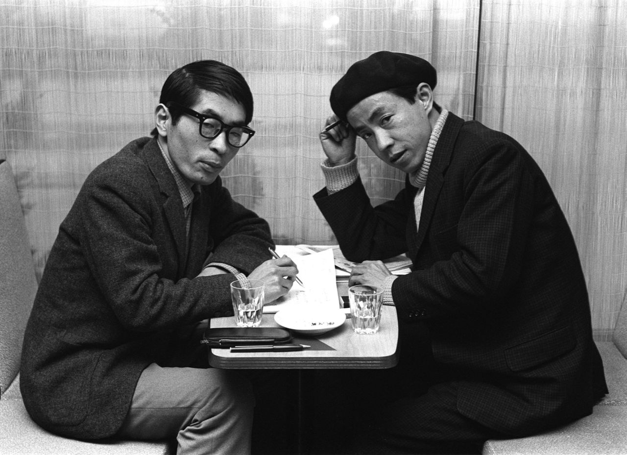 Abiko (Fujiko a Fujio) left, Fujimoto (Fujiko If Fujio) right, with an unknown dated photo from the 1960s (© Jiji).