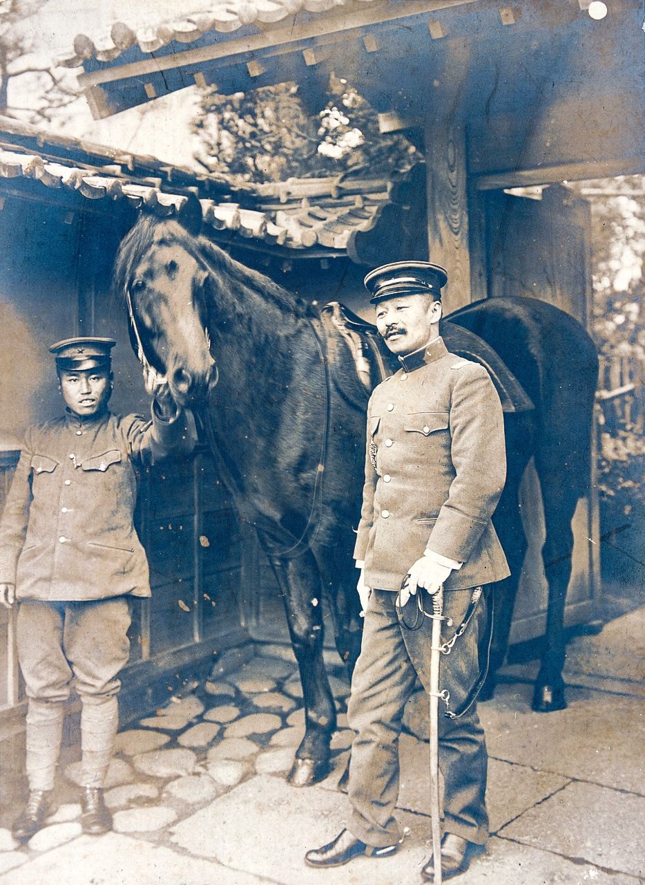 موري أوغاي بالزي العسكري (يمين) وحصانه المحبب. تصوير في عام 1912 (قاعة موري أوغاي التذكارية في حي بونكيو في طوكيو)