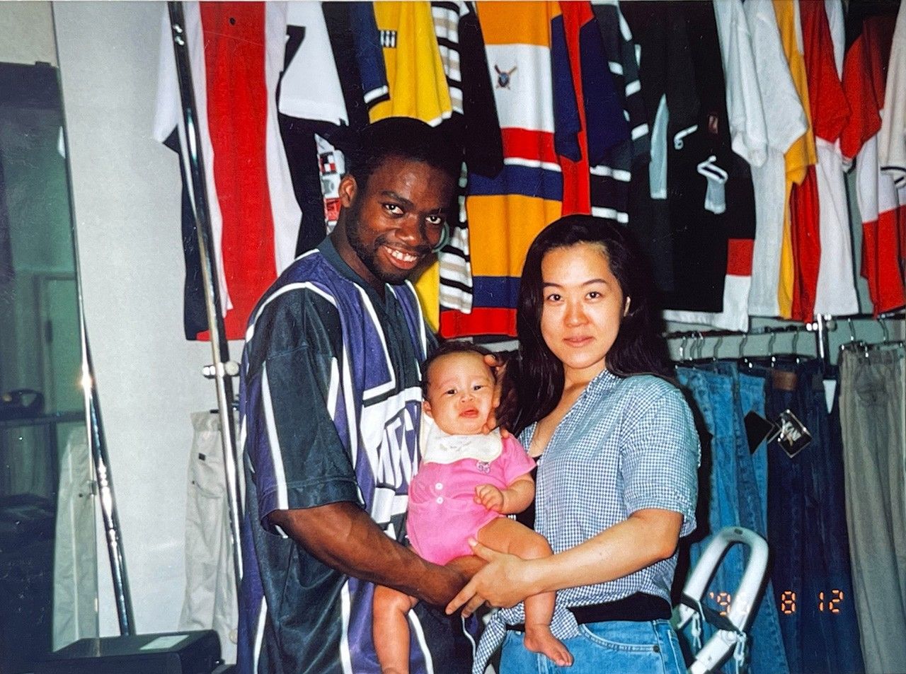  أوساكا تاماكي (على اليمين) مع الزوج ليونار فرانسوا وابنتهما ماري البالغة من العمر أربعة أشهر في متجرهم الصغير لاستيراد الملابس في أوساكا. (الصورة مقدمة من أوساكا تاماكي).
