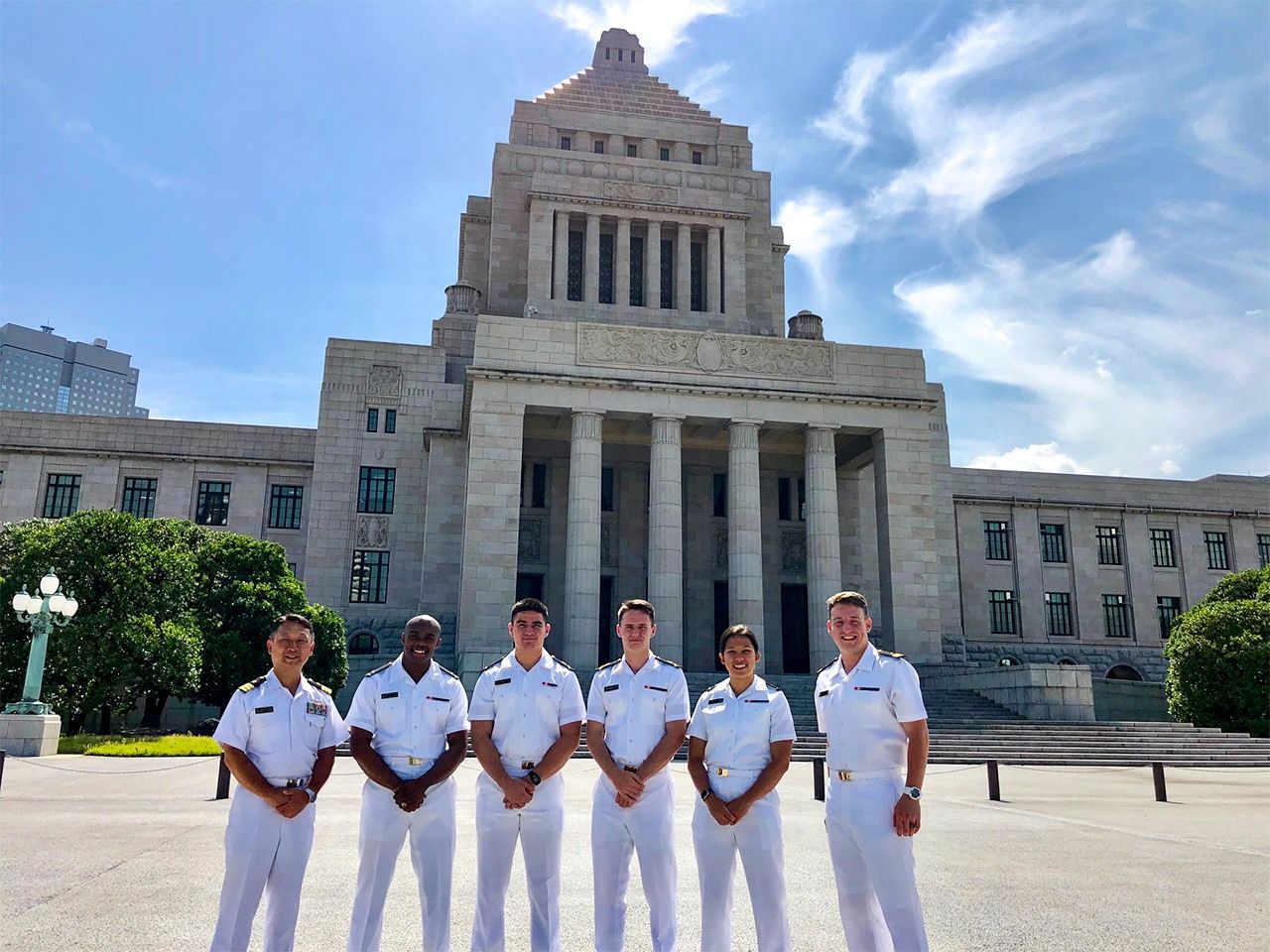 صورة يعرضها مائياما تظهر رجال البحرية حول مبنى البرلمان الوطني خلال جولة دراسية في اليابان.