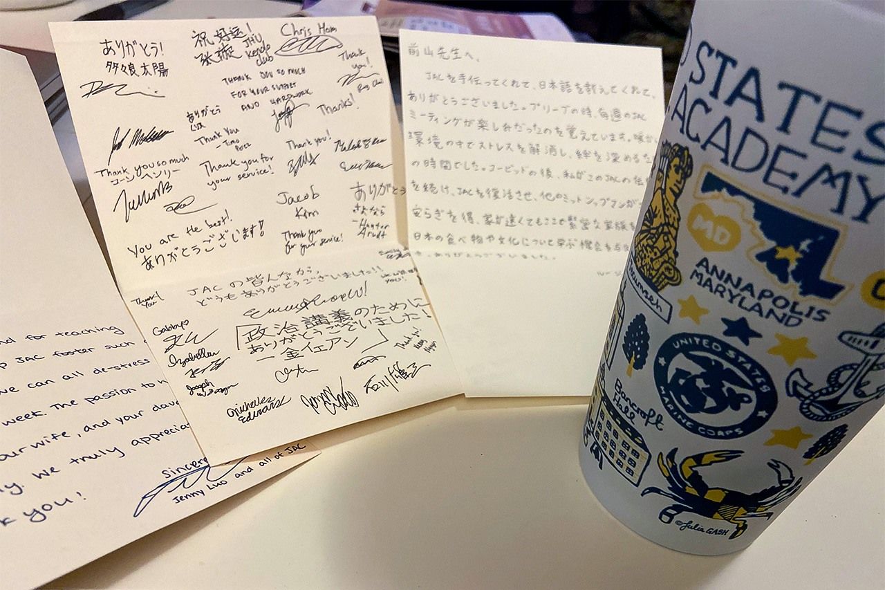 مجموعة من الرسائل التي تلقاها مائياما من الطلاب بمناسبة تقاعده كمدرب بالأكاديمية البحرية.