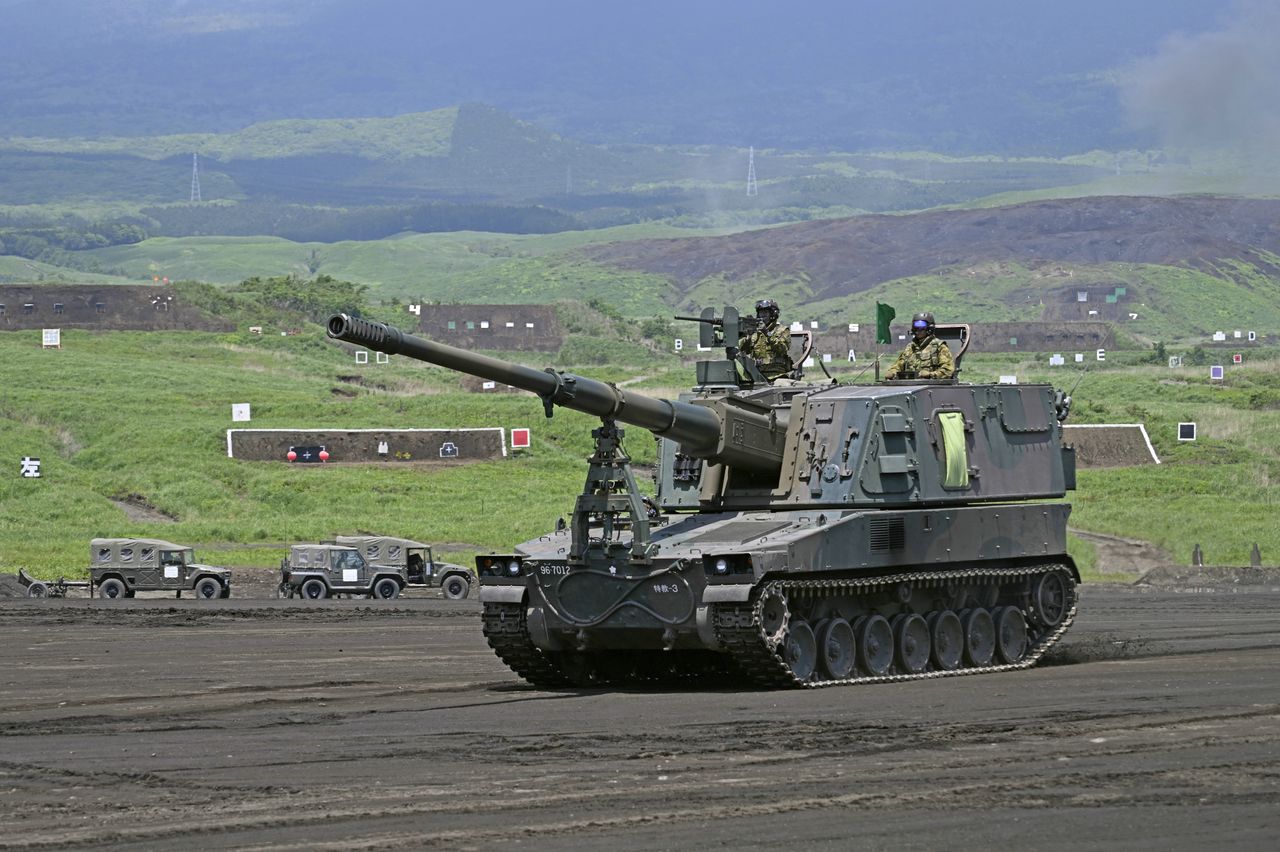 مدفع الهاوتزر ذاتي الحركة من النوع 99 155 ملم من أسلحة قوات الدفاع الذاتي البرية في استعراض فوجي فاير باور (28 مايو/ أيار 2022) في منطقة تدريب هيغاشي فوجي بمحافظة شيزوؤكا. (جيجي برس)