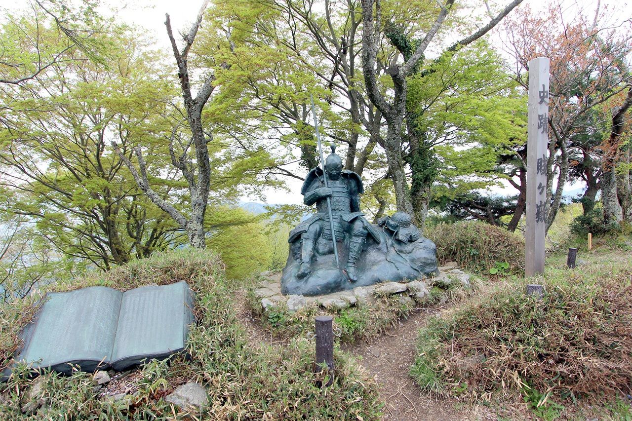  تمثال محارب في ناغاهاما بمحافظة شيغا تخليدا لذكرى معركة شيزوغاتاكي، حيث هزم هيدييوشي خصمه شيباتا كاتسويي (الحقوق لمكتبة الصور).