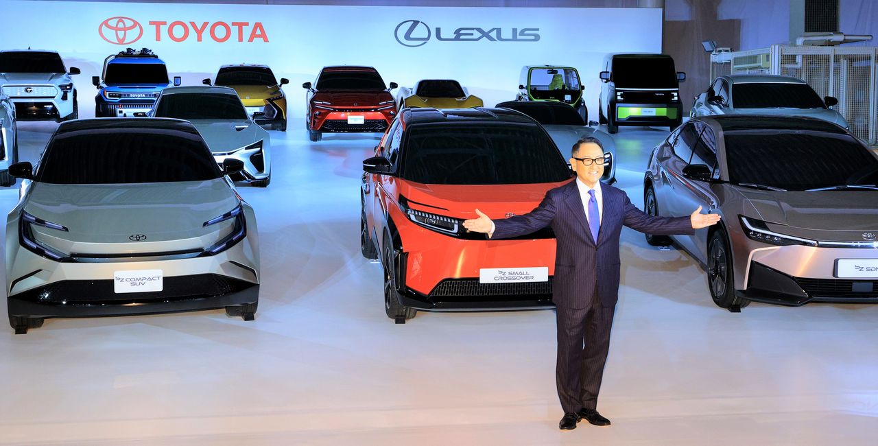 الرئيس تويودا أكيو يشرح استراتيجية الشركة المتعلقة بالسيارات الكهربائية في 14 ديسمبر/ كانون الأول 2021 في طوكيو. (جيجي برس)