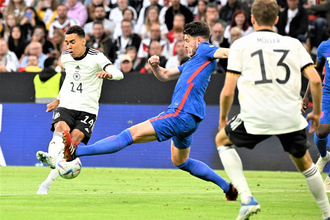 لاعب خط الوسط الألماني البالغ من العمر 19 عامًا جمال موسيالا، إلى اليسار، في مواجهة الإنجليزي ديكلان رايس في مباراة دوري الأمم الأوروبية في ميونيخ بألمانيا، في السابع من يونيو/ حزيران 2022. وتواجه اليابان ألمانيا في المباراة الافتتاحية لكأس العالم في 23 نوفمبر/ تشرين الثاني. (جيجي برس)