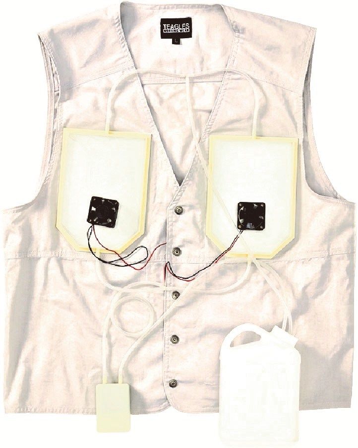 نموذج إيتشيغايا لعام 1999، وهو أول نموذج أولي لملابسه المكيفة. يزود المرشح الصدري بالمياه، بينما توفر المراوح تدفق الهواء. (بإذن من كوتشوفوكو)