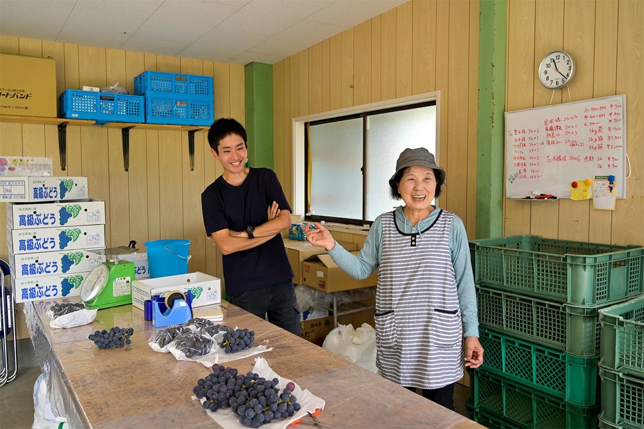 هاشيموتو مع فوجيساوا ساتوكو داخل المتجر الملحق بالمزرعة.