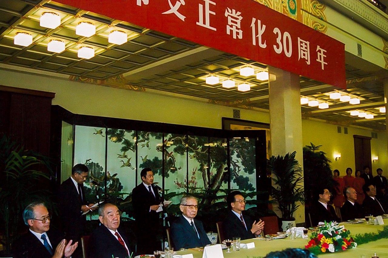 رئيس الوزراء الياباني الأسبق هاشيموتو ريوتارو يلقي خطابًا في قاعة الشعب الكبرى في بكين بمناسبة مرور 30 عامًا على العلاقات الصينية اليابانية. حقوق الصورة/ إيزومي نوبوميتشي)