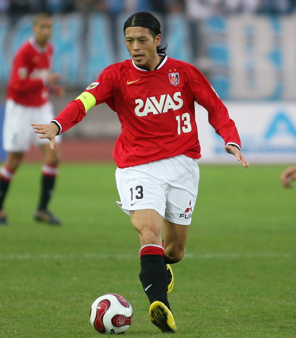 سوزوكي كيتا لاعب فريق أوراوا ريدز في إحدى مباريات كرة قدم ضد نادي يوكوهاما على أرضية ملعب نيسان بمحافظة كاناغاوا في الأول من ديسمبر/ كانون الأول 2007. (جيجي برس)