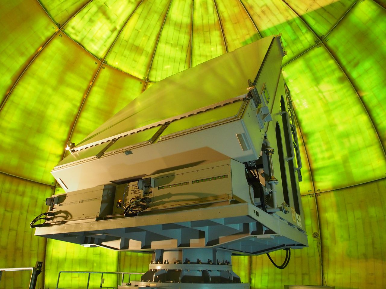 رادار رصد الحطام الفضائي في مركز كاميسايبارا لحماية الفضاء. الصورة من جاسكا.