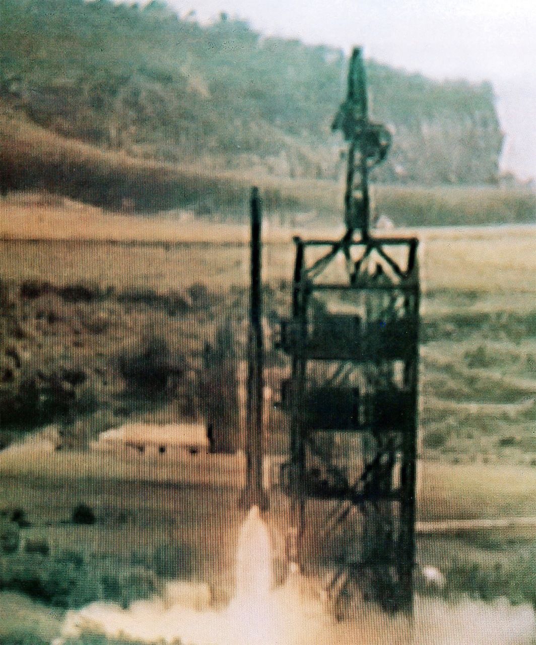 صاروخ تيبدونغ الكوري الشمالي الذي تم إطلاقه في 31/8/1998 (KCNA/AP/AFLO).