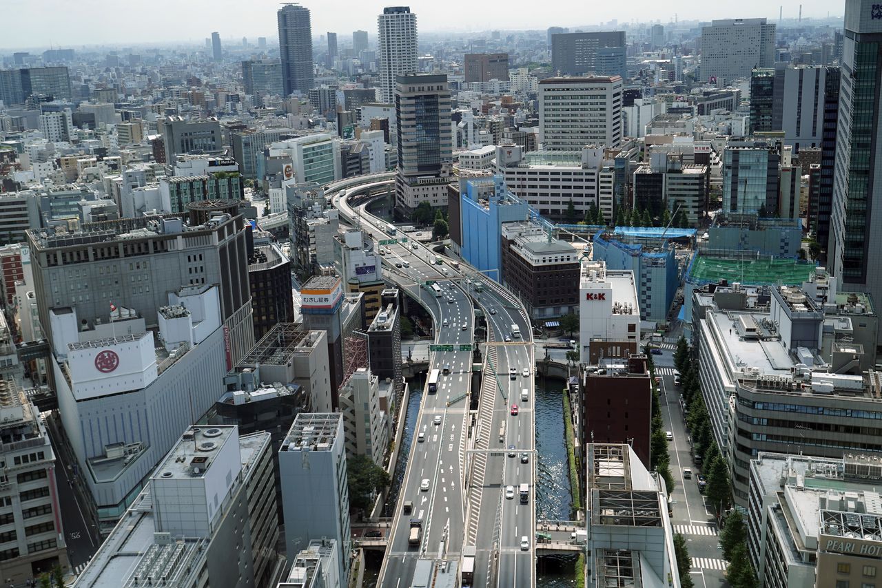 جزء من الطريق السريع شوتو الذي يغطي النهر حيث يقف جسر نيهونباشي الشهير في تشو، طوكيو (حقوق الصورة لجيجي برس)