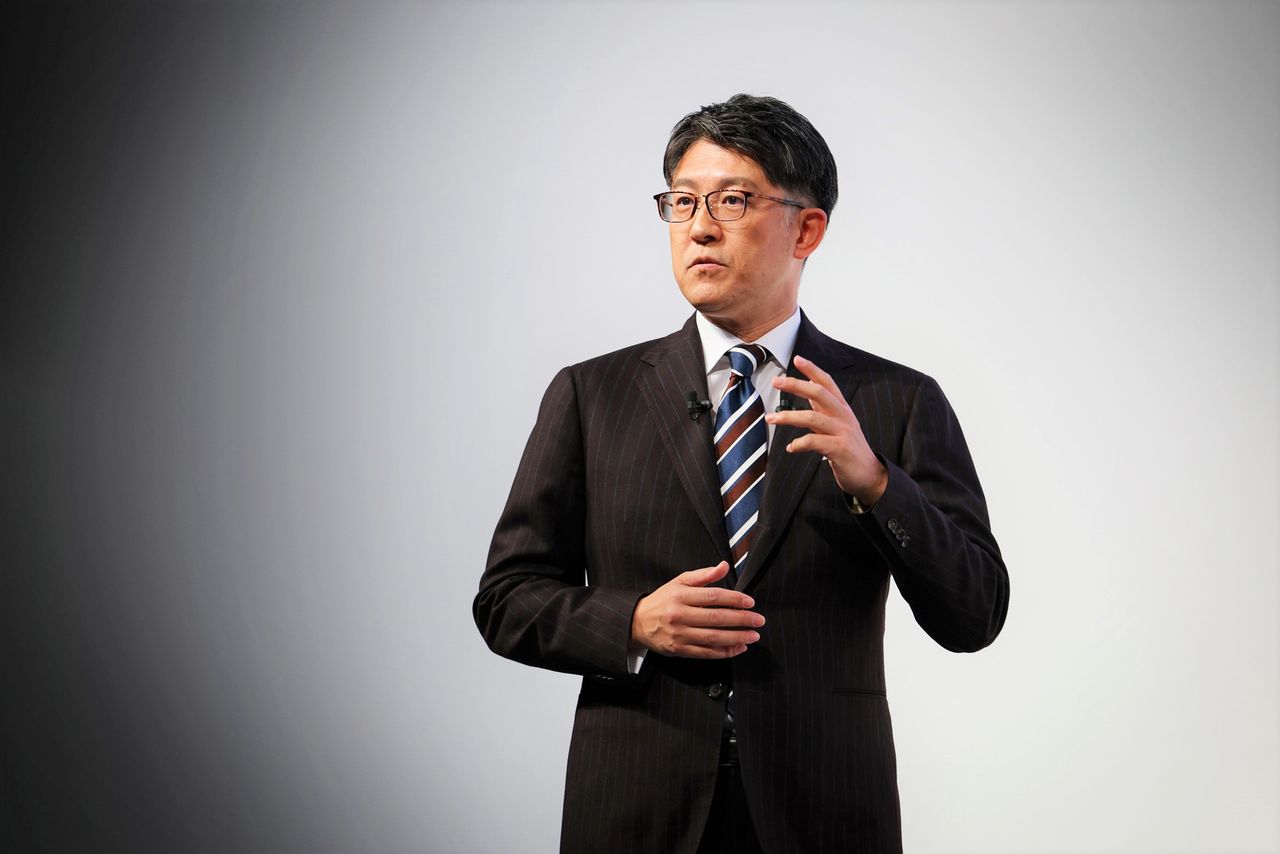 أصبح ساتو رئيسًا لشركة تويوتا اعتبارًا من 1 أبريل/ نيسان. ومع دخول صناعة السيارات في منتصف ما يُطلق عليه التحول الذي يحدث مرة واحدة في القرن