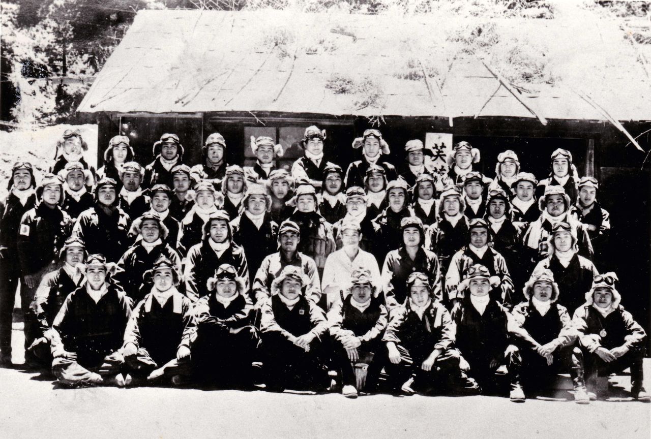 وحدة فويو في صورة تذكارية أمام مركز قيادة قاعدة إواغاوا في كاغوشيما. الرائد ميونبي يرتدي ملابسا بيضاء اللون ويوجد في منتصف الصف الثاني من الأمام. تم التصوير بتاريخ 5/7/1945 (تقديم السيد تسوبوي هاروتاكا/جيجي برس)