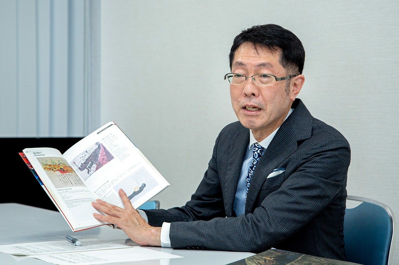 نائب مدير المتحف تويا توشيهيرو يصف مهمة المؤسسة. (© دوني هيروكو)