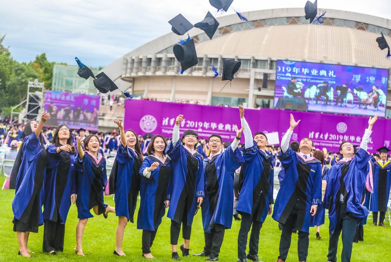 أتم الكاتب الدراسات العليا في جامعة تسينغهوا (الثالث من اليمين).