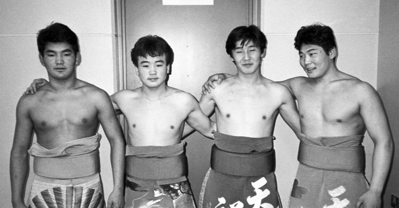  المصارعون الرواد المنغوليين (من اليسار) كيوكوجيشي، أساهيتاكا، كيوكوسيتسوزان، وكيوكوشوزان بعد وقت قصير من وصولهم إلى اليابان في عام 1992. (© جيجي برس)