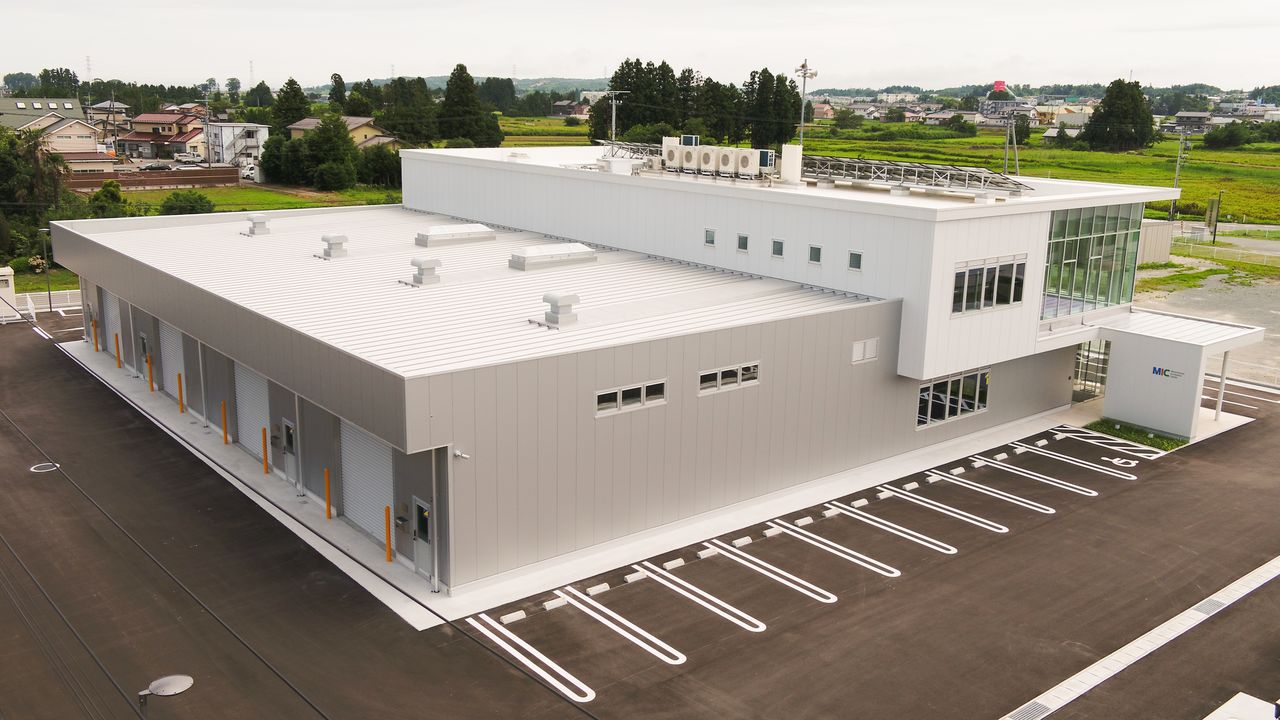 تعمل قاعدة فوكوشيما التابعة للشركة من مركز Minamisōma Incubation. (شركة Man-Machine Synergy Effectors)