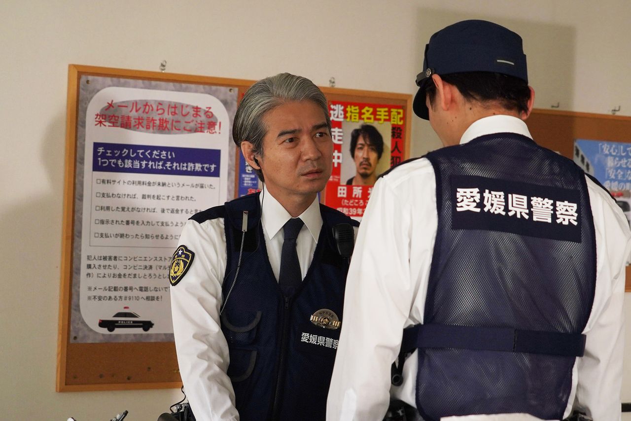 يتضمن الفيلم أيضًا إشارة إلى فضيحة رشوة شرطة محافظة إهيمه، والتي صدمت اليابان في نفس الوقت الذي حدثت فيه قضية ويني (حقوق الصورة للجنة إنتاج ويني 2023)