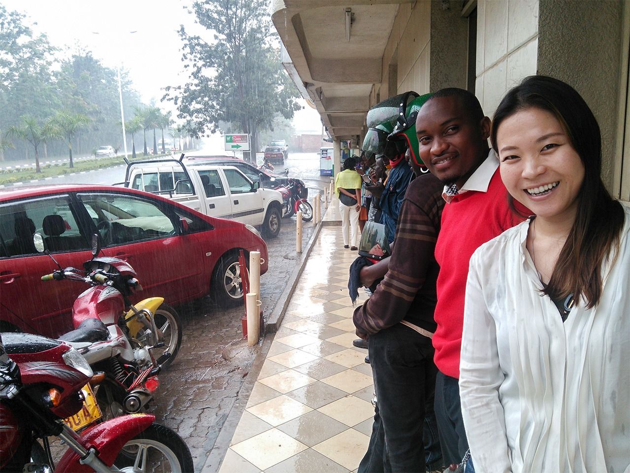 سائقو الدراجات النارية يحتمون من المطر” التقطت هذه الصورة قبل تفشي الوباء.