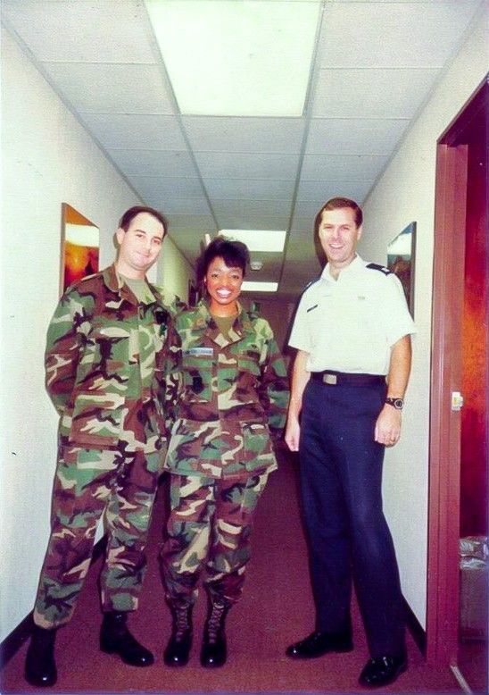 إيدي-كالاغين خلال فترة تواجدها في قاعدة كادينا الجوية، حوالي عام 1991-92. (بإذن من آنيت إيدي-كالاغين)