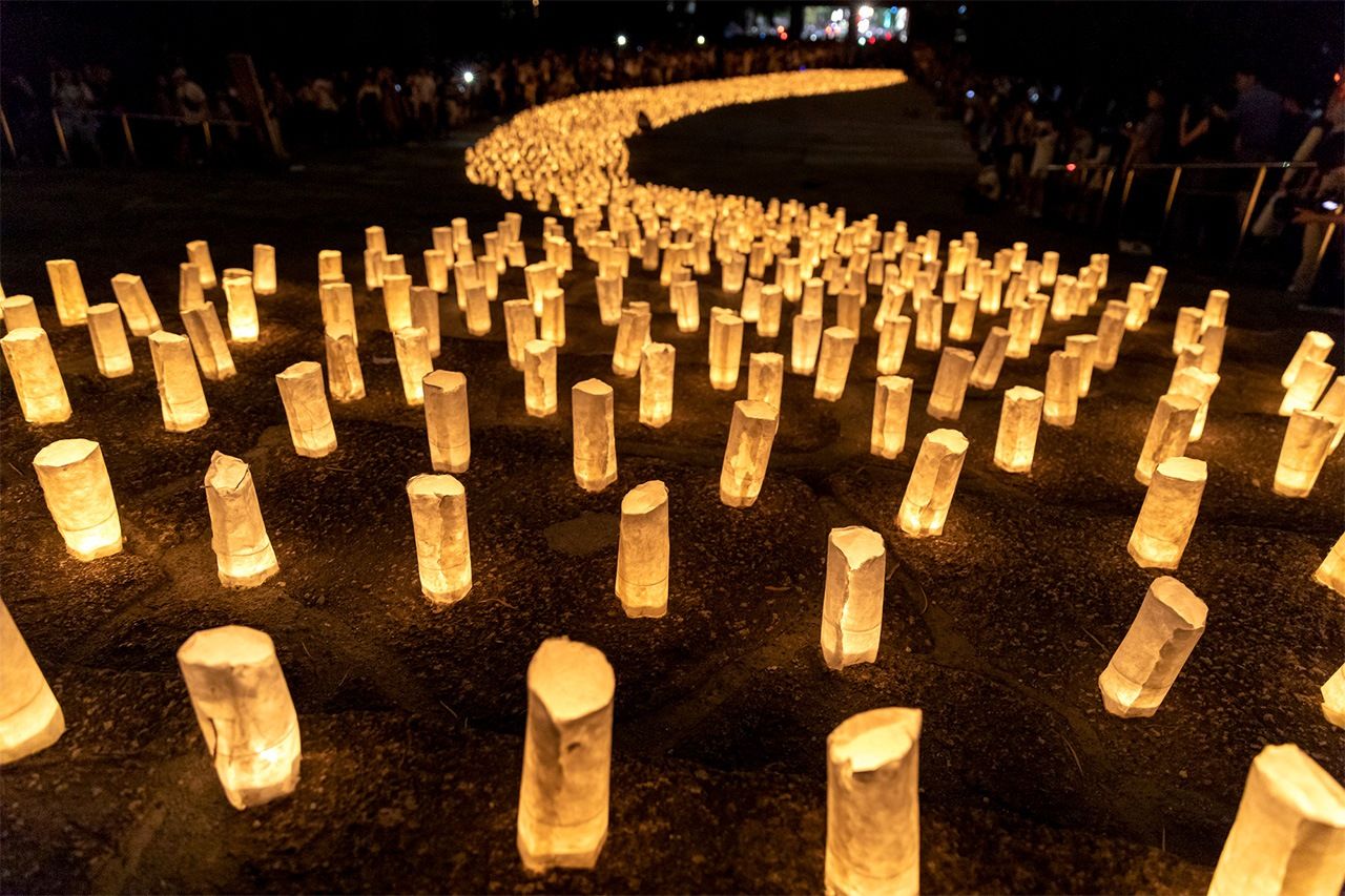 شمعات ليلية في معبد زوجوجي في شيبا بطوكيو (© بيكستا).