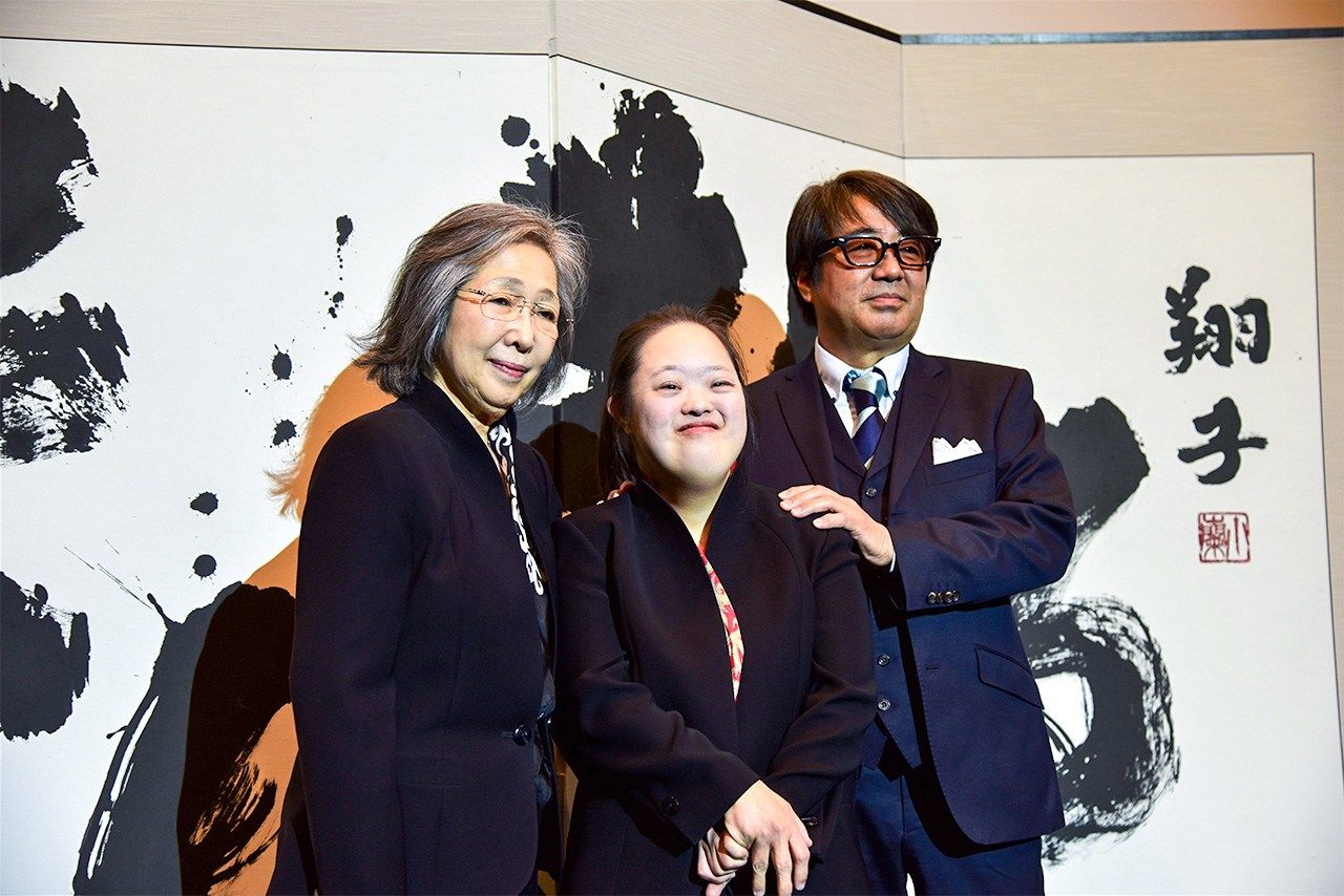كانازاوا شيوكو ووالدتها ياسوكو مع المخرج ميازاوا ماساكي في احتفالية بمناسبة الانتهاء من فيلم الخطاطة، شيوكو كانازاوا © nippon.com