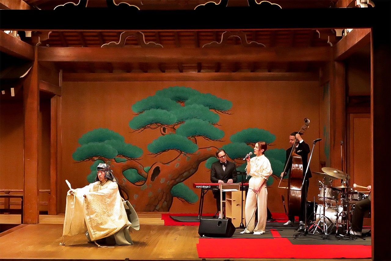 تاكيدا تاكاشي (يسار) يؤدي رقصة النو بالتناغم مع صوت إيزابيلا الغنائي.