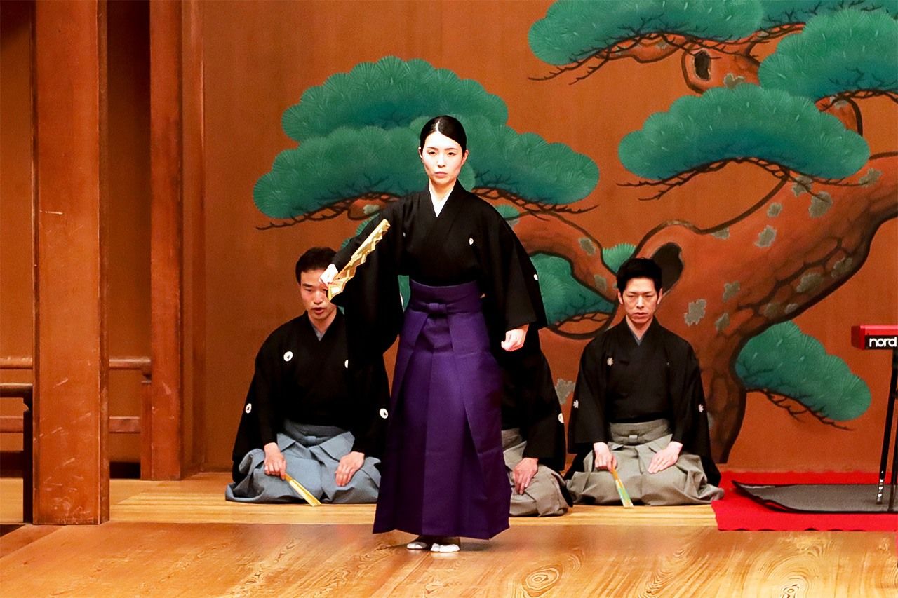 تاكيدا إسا (وسط) وهي تقوم بأداء عرض نسخة الملخص لـ ”إزوتسو“ الذي يُعتبر المشهد الختامي في مسرحية النو.