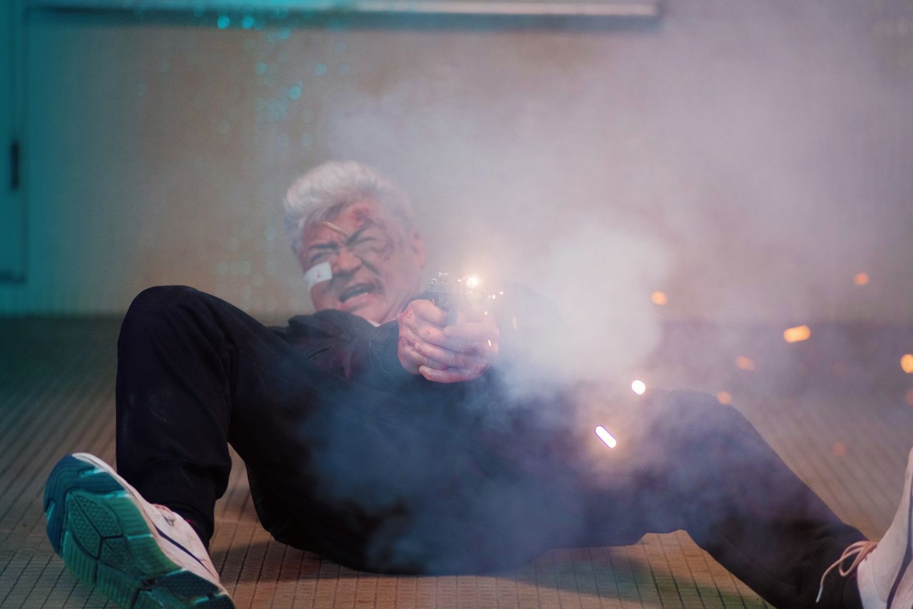 حتى بعد معاناته من كسور لا حصر لها، يواصل أوزاوا البالغ من العمر 60 عامًا القيام بحركاته المثيرة. (© لجنة إنتاج فيلم مدينة الأشرار 2022)