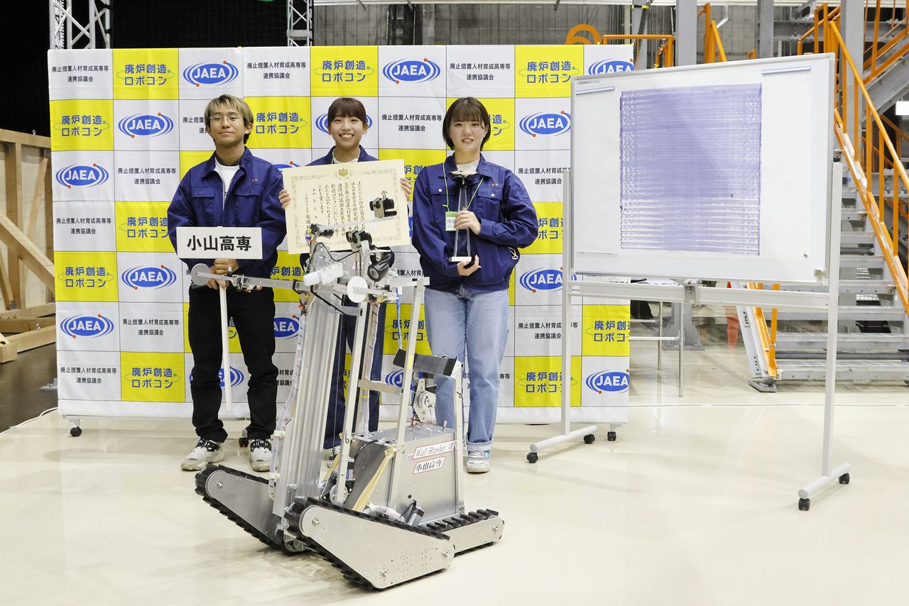 فريق المعهد القومي للتكنولوجيا في كلية أوياما الفائز بالجائزة الكبرى، والروبوت الخاص به (© يامادا شينجي)