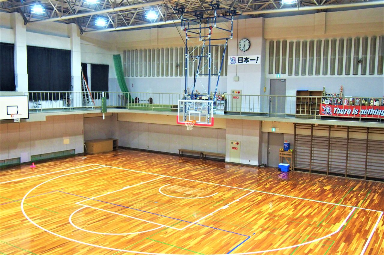 جميع المعدات الرياضية في ملعب كرة السلة هذا في مدرسة أوهوري الثانوية في فوكوؤكا من إنتاج شركة سينو (© سينو)