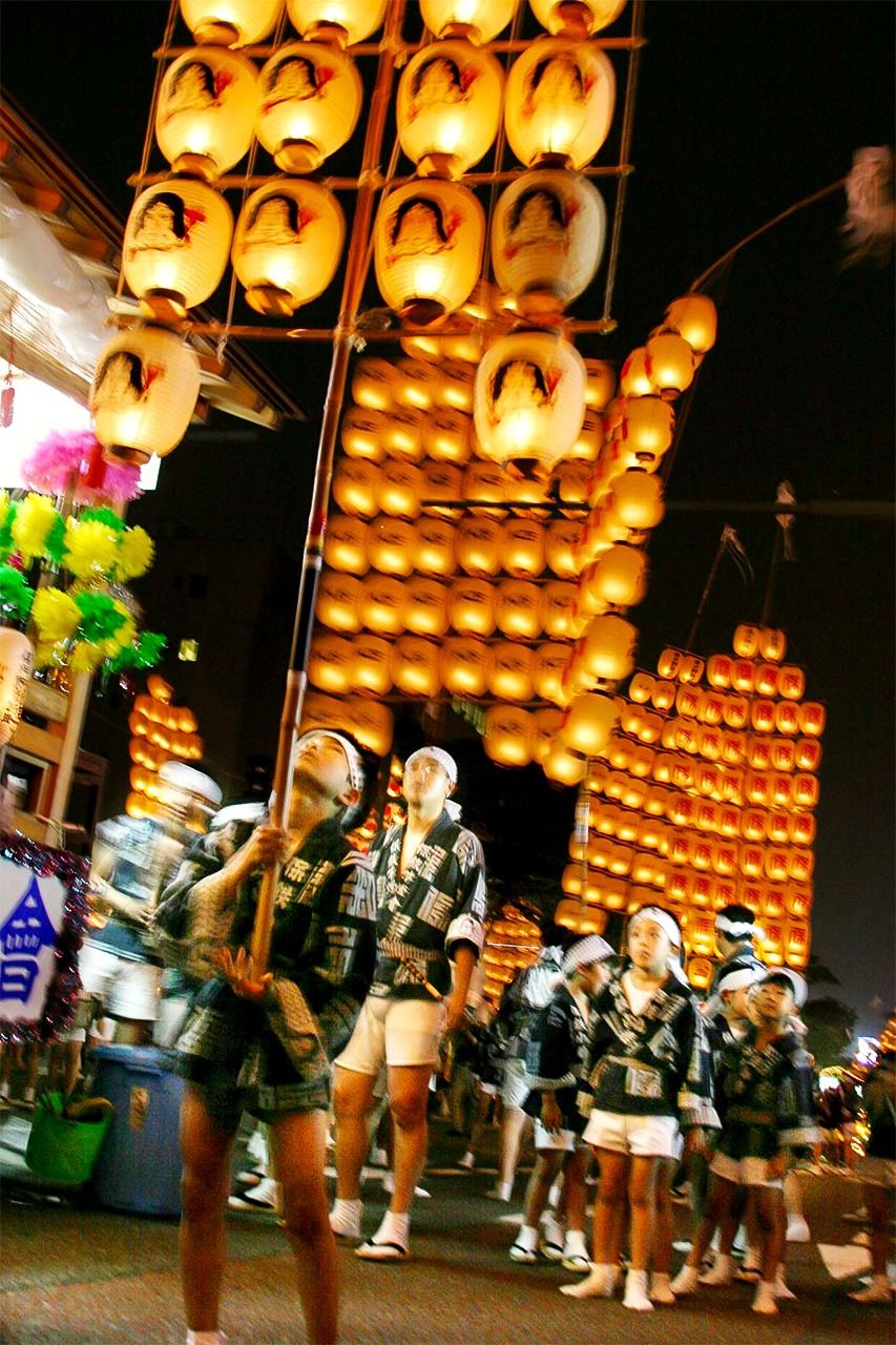 مهرجان أكيتا كانتو في أكيتا بمحافظة أكيتا (© جيجي برس)