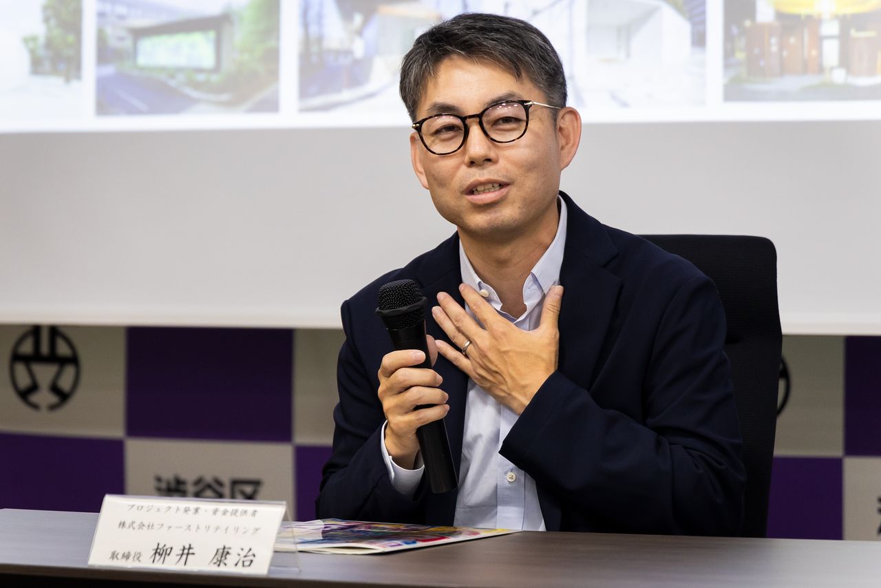 المدير التنفيذي لشركة فيرست ريتيلنغ السيد ياناي الذي يدعم مشروع ”THE TOKYO TOILET“ بصفة شخصية وليس بصفته مديرا للشركة.