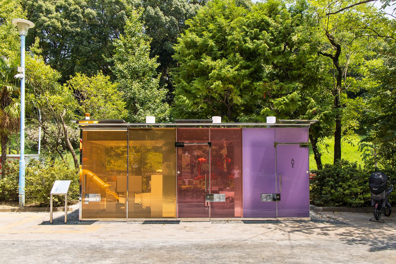 تصميم مرحاض حديقة يويوغي فوكاماتشي الصغيرة بألوان دافئة. مثل الغرفة الخاصة التي في أقصى اليمين، عندما يتم إغلاقها، فإن الزجاج يصبح ضبابيا ولا يمكن رؤية ما في الداخل.