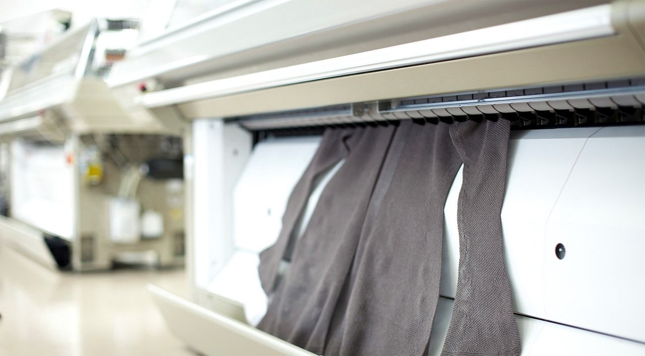 ملابس منسوجة تخرج من آلة الحياكة الأفقية هولغارمينت (الصورة من تقديم شركة شيما سيكي الصناعية)