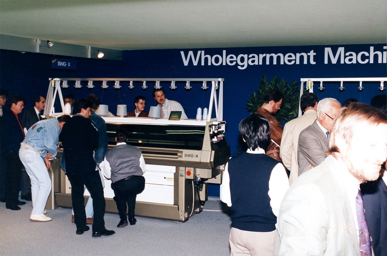 تسليط الضوء على الآلة في معرض الصناعات النسيجية في مدينة ميلانو الإيطالية في عام 1995 (الصورة من تقديم شركة شيما سيكي الصناعية).
