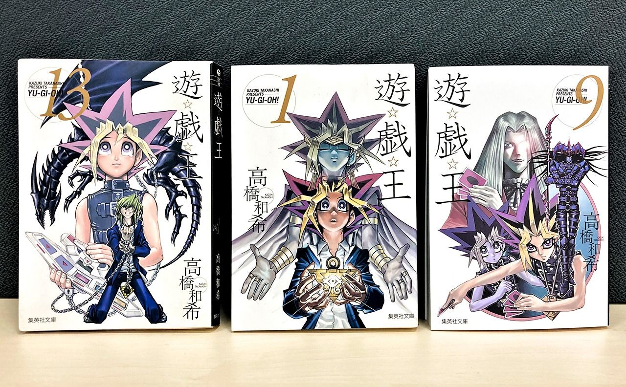 طُبعت أكثر من 40 مليون نسخة من ”يو-غي-أو“ – بما في ذلك الكتب الإلكترونية – بدءا من السلسلة الأصلية إلى العديد من الإصدارات الفرعية (© Nippon.com).