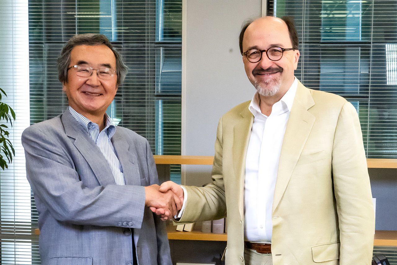  بيل إيموت، على اليمين، مع أكاساكا كيوتاكا رئيس مؤسسة نيبون للاتصالات. (© Nippon.com)