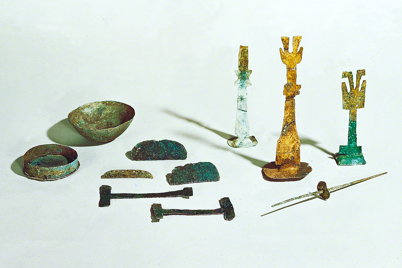  منمنمات برونزية مذهبة لأدوات النسيج وأشياء أخرى من المواقع 1 و5 و22 (الصورة بإذن من موناكاتا تايشا).