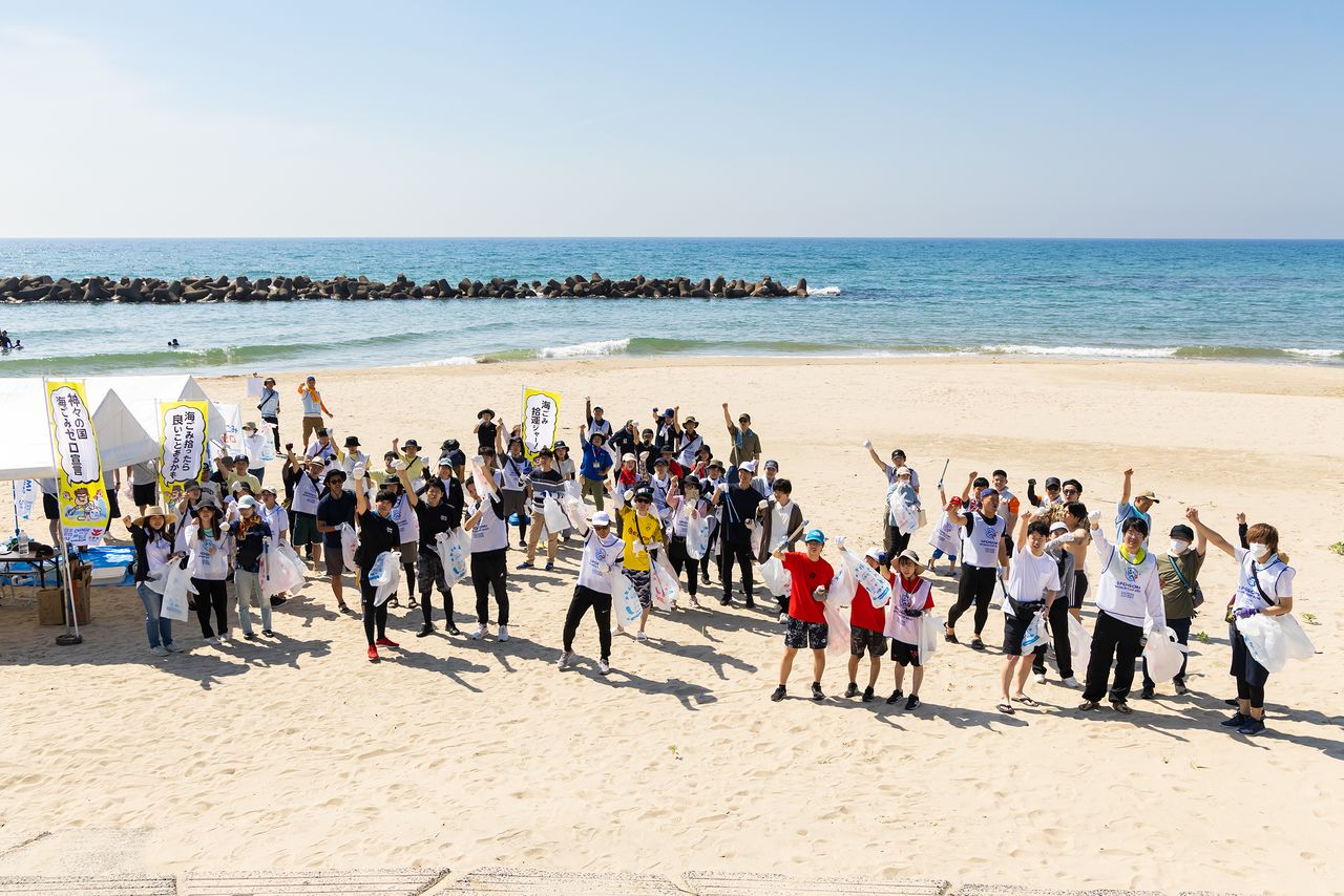 تصفيات محافظة شيمانى تنطلق على شاطئ كيرارا. أي من الفرق المشاركة سيصل إلى نهائيات طوكيو؟ (© nippon.com)