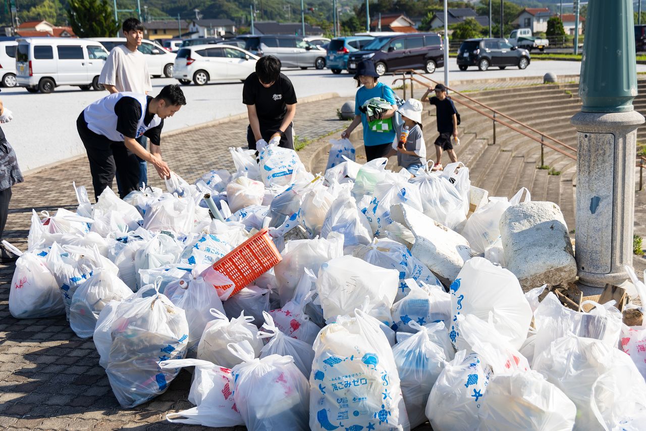  حملة التنظيف جمعت أكثر من 200 كيلوجرام من النفايات (© nippon.com)