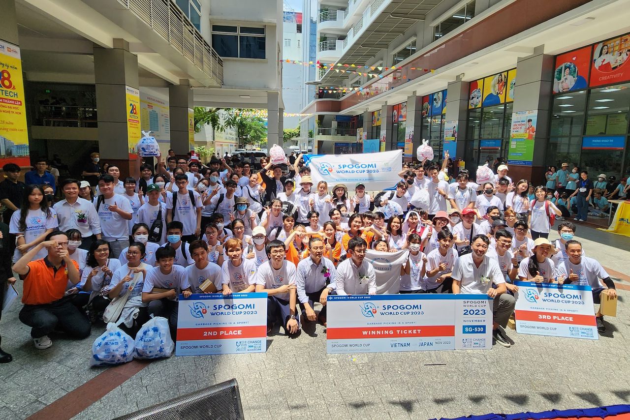  في فيتنام، شارك العديد من الشباب في الأدوار التمهيدية للمسابقة، حيث قام 40 فريقًا بجمع 72.6 كيلوجرامًا من النفايات (الصورة مقدمة من لجنة إدارة كأس العالم سبوغومي)
