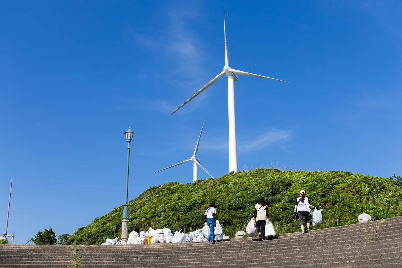 الهدف النهائي لـسبوغومي هو تنظيف الكوكب بشكل جيد لدرجة أنه لم تعد هناك حاجة لبطولات جمع القمامة (© nippon.com)